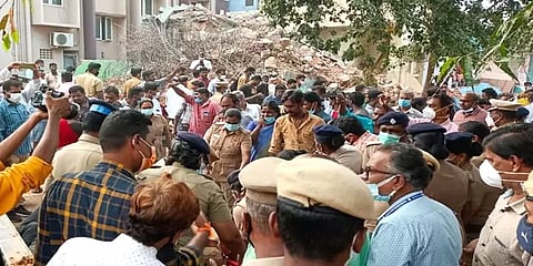 கொளத்தூர்: 50 ஆண்டுகளாக வசித்த வீடுகளை இடித்த அரசை கண்டித்து 3வது நாளாக போராட்டம்