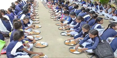 உ.பி: மதிய உணவு குறித்து கேள்வி எழுப்பிய கிராம தலைவரின் கணவரை பிரம்பால் அடித்த ஆசிரியை