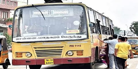 மாநகரப் பேருந்து ஓட்டுநர் மீது பள்ளி மாணவர்கள் தாக்குதல் : மறியலில் ஈடுபட்ட ஊழியர்கள்