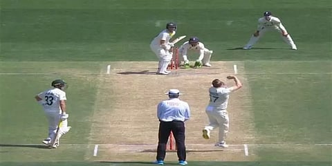 சுழற்பந்து வீசிய இங்கிலாந்து அணியின் வேகப்பந்து வீச்சாளர் ராபின்சன்-நெட்டிசன்கள் ரியாக்ஷன்