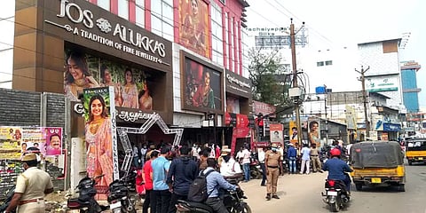 ஜோஸ் ஆலுக்காஸ் கொள்ளை: சுடுகாட்டில் புதைத்து வைத்திருந்த நகைகள் மீட்பு - ஒருவர் கைது