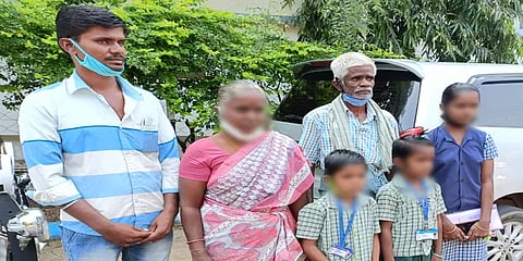 வீட்டில் 20 ஆண்டுகளாக மின்சாரம் இல்லை: அடிப்படை வசதி கேட்டு ஆட்சியரிடம் மனு