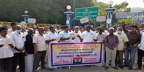 திருவாரூர்: 15 அம்ச கோரிக்கைகளை வலியுறுத்தி கூட்டுறவு வங்கி பணியாளர்கள் ஆர்ப்பாட்டம்