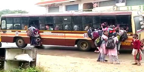 பள்ளி நேரத்தில் பஸ் இல்லை: ஆபத்தான பயணம் மேற்கொள்ளும் மலைகிராம மாணவர்கள்