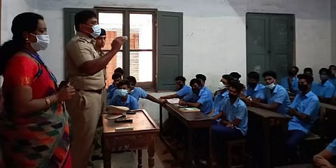 பேருந்து படிக்கட்டில் மாணவர்கள் பயணிப்பதை தடுக்க சென்னை காவல்துறை விழிப்புணர்வு