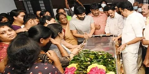 கருணாநிதியின் உதவியாளர் சண்முகநாதனின் உடல் தகனம் - இறுதி சடங்கில் பங்கேற்ற முதல்வர்