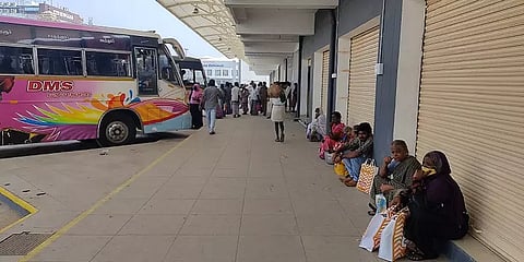 ’ஸ்மார்ட் சிட்டி’ திட்ட தஞ்சை பேருந்து நிலையத்தில் பயணிகள் இருக்கை இல்லாததால் மக்கள் அவதி