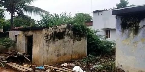 மதுரை: இடிந்து விழும் அபாயத்திலுள்ள வீடுகளில் வாழும் மக்கள்... நடவடிக்கை எடுக்குமா அரசு?