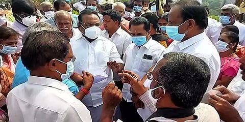 திருப்பூர்: குப்பை கொட்டுவதில் பிரச்னை - முன்னாள் சபாநாயகரை முற்றுகையிட்ட பொதுமக்கள்