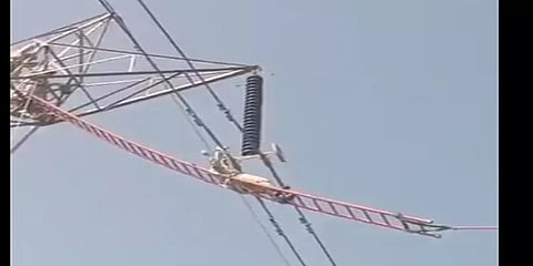 உயர்மின் அழுத்த வயர்களில் பணியாற்றும் மின்வாரிய ஊழியர்கள்