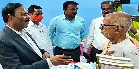 படிப்புக்கு வயது தடையில்லை: 25-வது பட்டப் படிப்புக்கு விண்ணப்பித்த 82 வயது முதியவர்