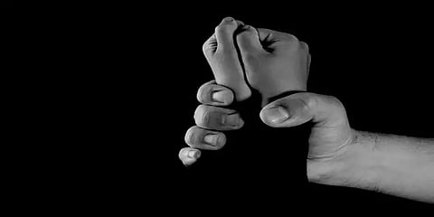 பரமக்குடி: 13 அரசுப்பள்ளி மாணவிகளுக்கு பாலியல் தொல்லை அளித்த புகாரில் ஆசிரியர் கைது