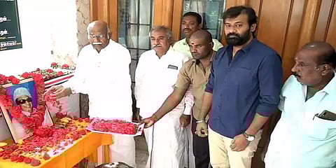 எம்ஜிஆர் பெயரை உச்சரிக்காமல் தமிழகத்தில் யாரும் அரசியல் செய்யமுடியாது: அன்வர் ராஜா