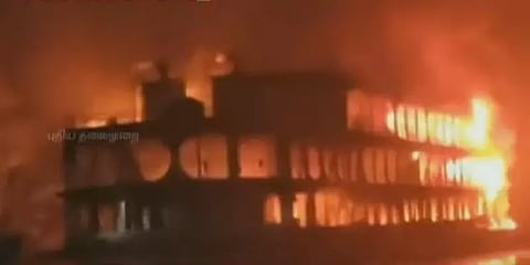 வங்கதேசத்தில் படகு தீ விபத்து - 40 பேர் உயிரிழப்பு