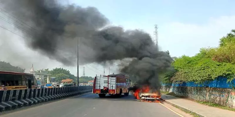 சென்னை: சாலையில் சென்ற கார் திடீரென தீப்பற்றி எரிந்ததால் பரபரப்பு