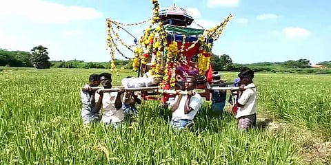 சடலத்தை வயல்வெளியில் தூக்கிச்செல்லும் அவலம் - சுடுகாட்டுக்கு பாதை அமைத்துத்தர கோரிக்கை
