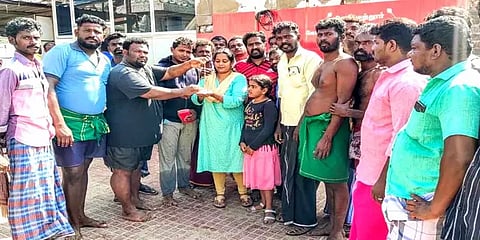 திருச்செந்தூர் கடலில் தாலிச்செயினை தவறவிட்ட பக்தர் -மீட்டெடுத்த சிப்பி அரிக்கும் குழுவினர்