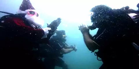 பழங்களை சாப்பிட வலியுறுத்தி புதுச்சேரி ஆழ்கடலில் நடைபெற்ற விழிப்புணர்வு கிறிஸ்துமஸ் விழா