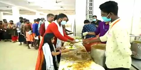 சபரிமலை ஐயப்ப பக்தர்களுக்கு 3 வேளையும் சுடச்சுட கட்டணமில்லா அன்னதானம்