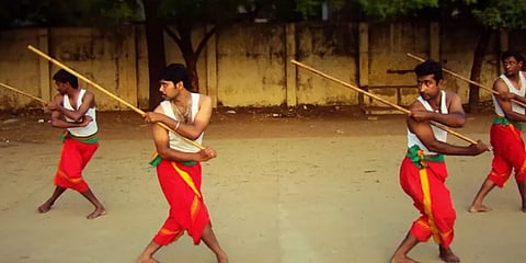 சிலம்ப கலைக்கு அங்கீகாரம்: சிலம்பம் சுற்றி தமிழக அரசுக்கு நன்றி தெரிவித்த கலைஞர்கள்