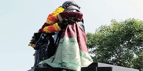 சென்னை: மணியம்மை சிலைக்கு சேலை போர்த்திய நபரால் பரபரப்பு - காவல்துறையில் புகார்