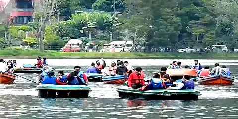 தொடர் விடுமுறை: குதூகலத்தில் குடும்பங்கள் - சுற்றுலா தலங்களில் அலைமோதும் மக்கள் கூட்டம்