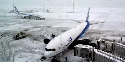 ஜப்பானில் கடும் பனிப்பொழிவு - ஒரே நாளில் 100 விமான சேவைகள் ரத்து