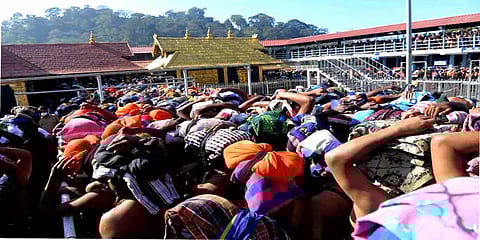 சபரிமலை: தங்க அங்கியுடன் காட்சியளித்த ஐயப்பன் - விமரிசையாக நடைபெற்ற மண்டல பூஜை