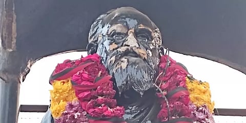 பொன்னேரி: இரும்புக் கம்பியால் பெரியார் சிலை சேதம்; சேதப்படுத்தியவர் காவல் நிலையத்தில் சரண்