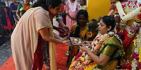 சாமியார் வேடமிட்ட ‘அன்னபூரணி’ ஏற்பாடு செய்த புத்தாண்டு நிகழ்ச்சிக்கு காவல்துறையினர் தடை