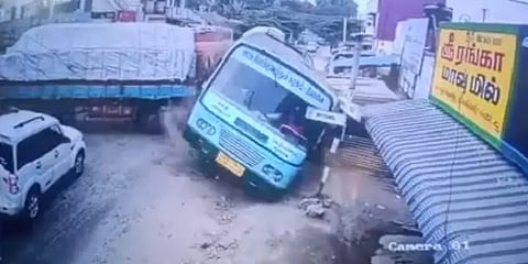 அரசு பேருந்துடன் மோதிய சரக்கு லாரி: பதைபதைக்கும் காட்சிகள்; 8 பேருக்கு பலத்த படுகாயம்