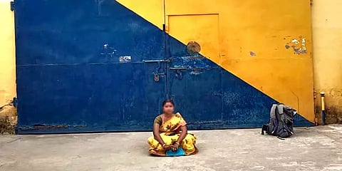 திண்டுக்கல்: சிறைக் கைதிகளை பார்க்க லஞ்சம் கேட்பதாக ஜெயிலர் மீது புகார் - உறவினர் தர்ணா