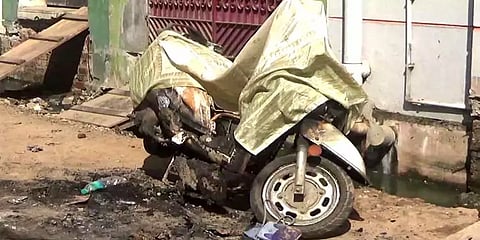 தாய் வீட்டிற்குச் சென்ற மனைவி திரும்ப வராத ஆத்திரத்தில் இருசக்கர வாகனத்தை கொளுத்திய கணவர்