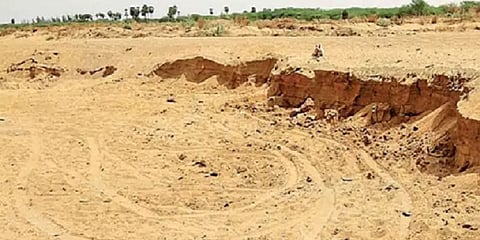 தேனியில் சுமார் 182 ஏக்கர் அரசு நிலத்தில் கனிம வள கொள்ளை