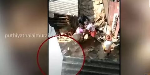 மதுரை: 80 வயது மூதாட்டியை கட்டையால் தாக்கிய கும்பல்; காப்பாற்ற முயன்ற வளர்ப்பு நாய்