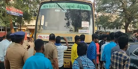 ஆரணி: பயணச்சீட்டு கேட்ட நடத்துநர்... காவல் நிலையம் முன்பு மறியலில் ஈடுபட முயன்ற மாணவர்கள்