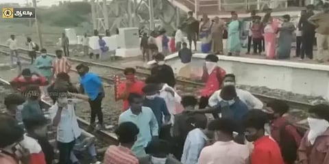 ஓடும் ரயிலில் பிறந்தநாள் கொண்டாட்டம்: அபாய சங்கிலியை இழுத்த மாணவர்களால் பரபரப்பு