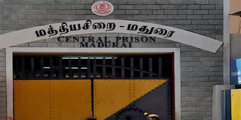 மதுரை மத்திய சிறை வளாகத்தில் கைதிகளுக்கு இடையே திடீர் மோதல்