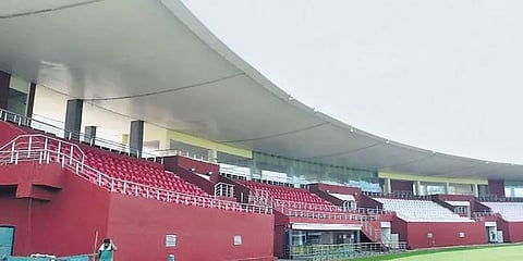 கொரோனா சிகிச்சை மையமாக மாறிய யமுனா விளையாட்டு அரங்கம்