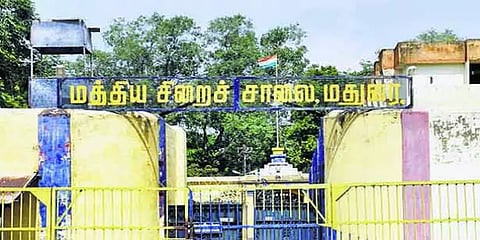மதுரை மத்திய சிறையில் கைதிகள் ரகளை: 3 வழக்குகள் பதிவு