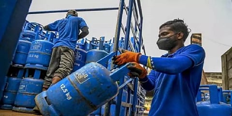 இலங்கை: சமையல் எரிவாயு சிலிண்டர்கள் கிடைக்காமல் மக்கள் அவதி