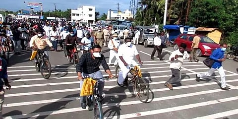 மஞ்சப்பை திட்டம்: மாணவ மாணவிகளுடன் ஆட்சியர் கலந்து கொண்ட விழிப்புணர்வு சைக்கிள் பேரணி