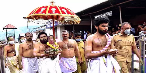 சபரிமலையில் தொடர்ந்து நடைபெறும் களபாபிஷேக வழிபாடு: திரளாக தரிசனம் செய்யும் பக்தர்கள்