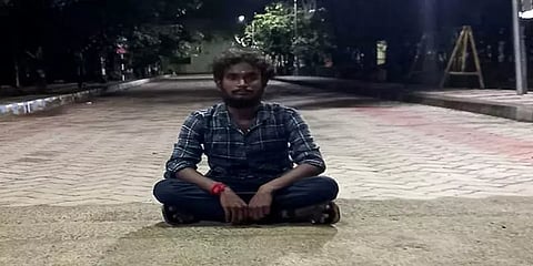 சாதி சான்றிதழ் கேட்டு தர்ணாவில் ஈடுபட்ட மாணவரை தாக்கிய எஸ்.ஐ சஸ்பெண்ட்