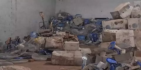 புதுக்கோட்டை: அரசு கிடங்கில் குவிந்து கிடக்கும் மிக்சி, கிரைண்டர்கள்