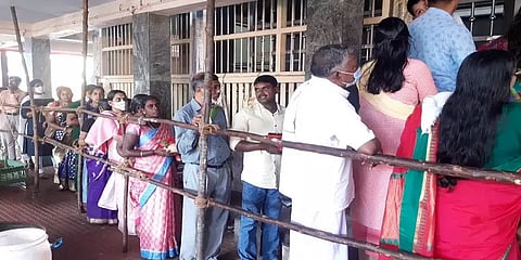 கன்னியாகுமரி: மண்டைக்காடு பகவதி அம்மன் கோயிலில் அலைமோதிய பக்தர்கள் கூட்டம்