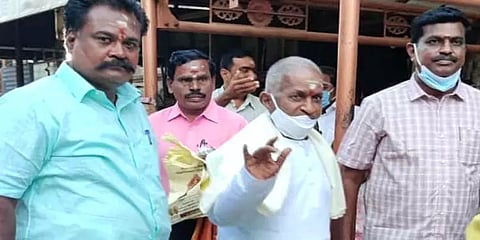 ஆங்கிலப் புத்தாண்டு: மதுரை மீனாட்சியம்மன் கோயிலில் சாமி தரிசனம் செய்த இளையராஜா