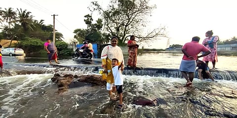 சாலையில் பெருக்கெடுத்து ஓடும் தண்ணீர்: பொழுதுபோக்கு தலமாக மாறிய பிரதான சாலை
