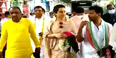 புத்தாண்டு: காளஹஸ்தி சிவன் கோயிலில் சாமி தரிசனம் செய்த நடிகை கங்கனா ரனாவத்