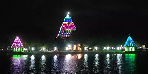 தெப்பத் திருவிழா: மின்னொளியில் ஜொலிக்கும் மதுரை மாரியம்மன் தெப்பக்குளம்